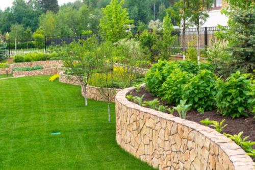 yard-retaining-wall-landscaped-garden-columbia-commercial-landscaping